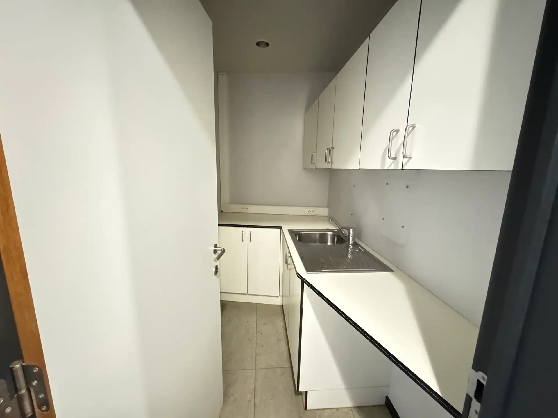 Instapklaar handelspand met praktijkruimte achteraan foto 6