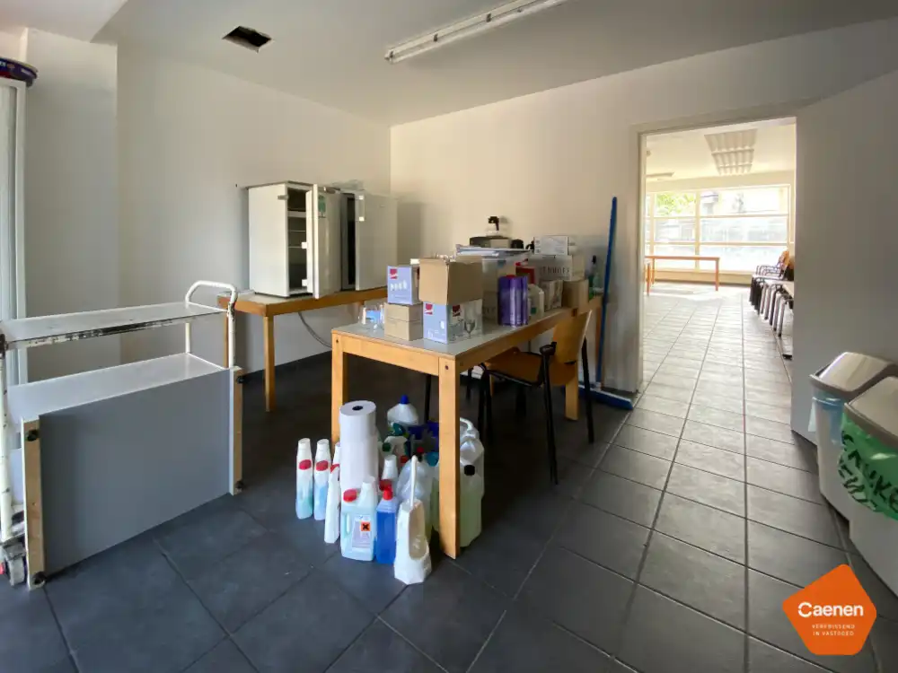 Zeer ruim, lichtrijk handelspand te koop op commerciële locatie! foto 15