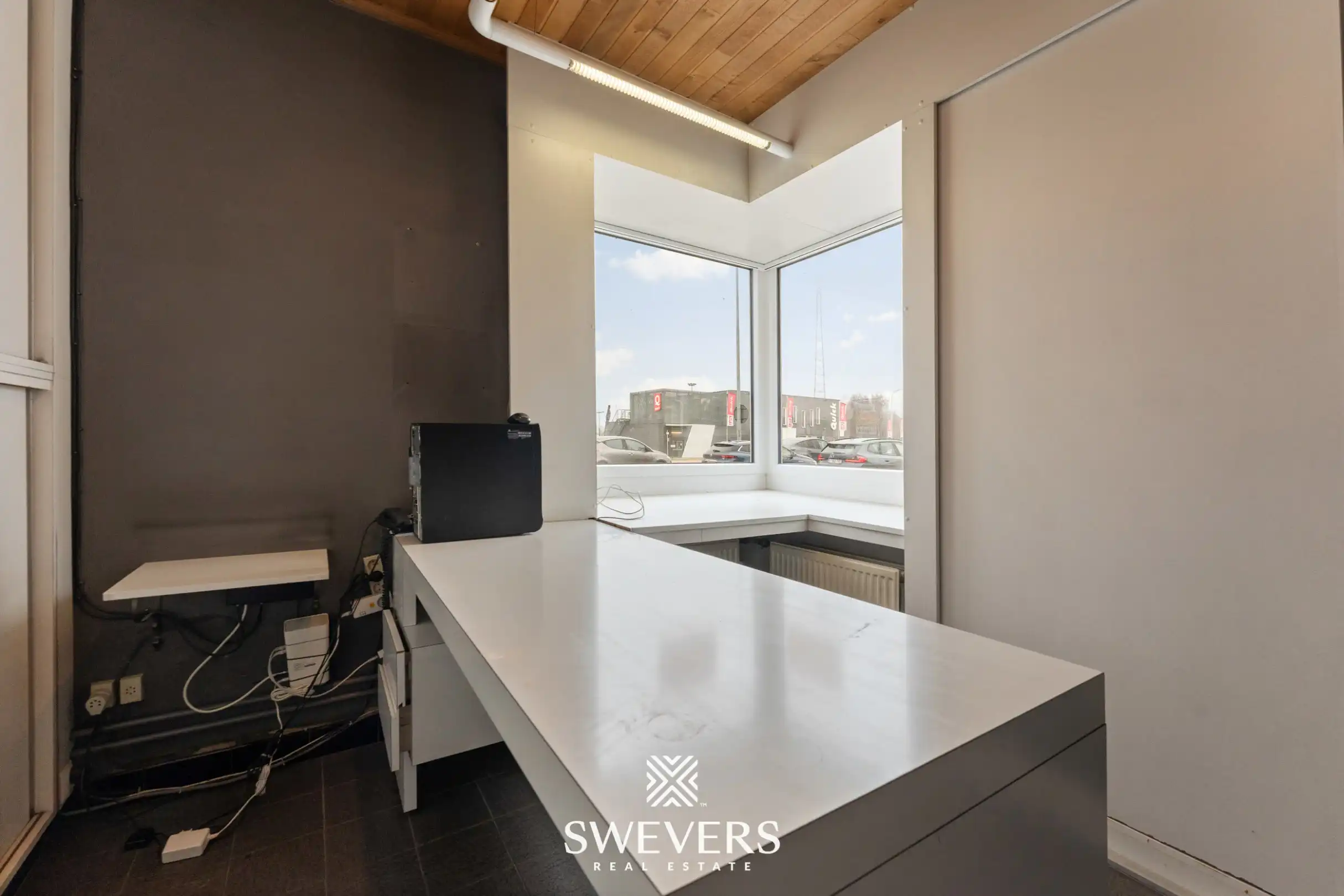 Ruime gezinswoning met multifunctionele loods op commerciële toplocatie foto 16