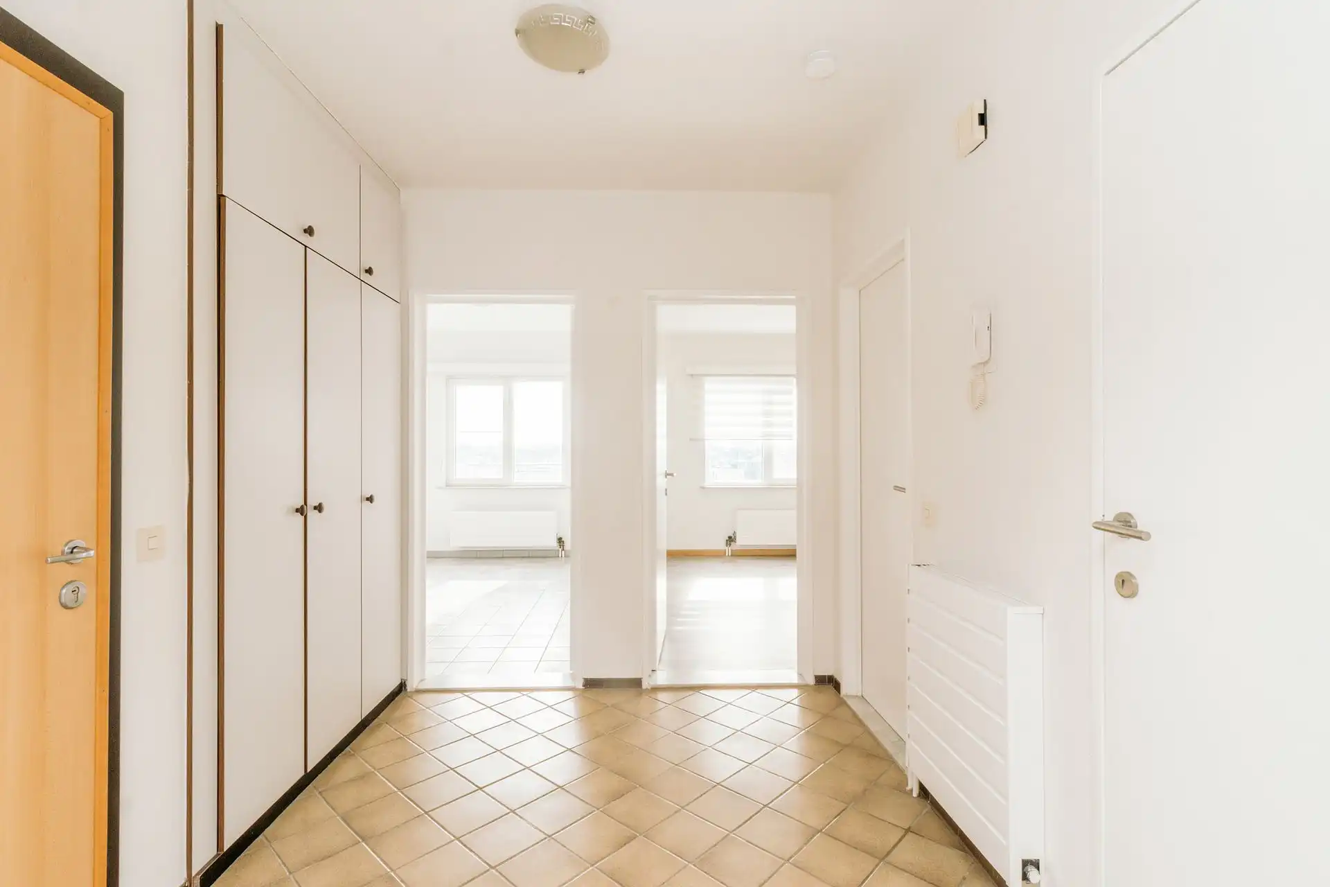 Lichtrijk appartement met 2 slaapkamers & staanplaats foto 2