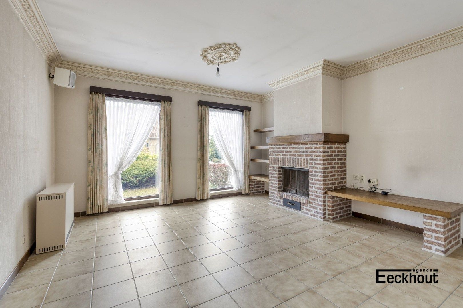 Verzorgde villa met garage in een brede, rustige straat in residentiële wijk! foto 3