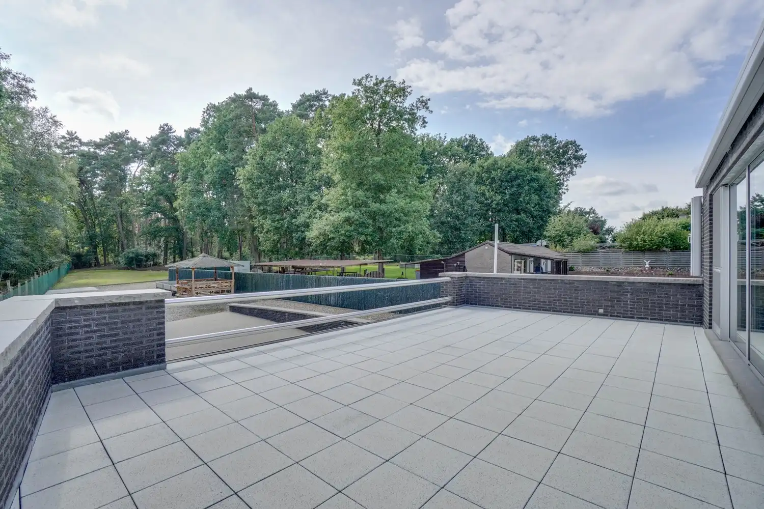 TRIPLEX-APPARTEMENT MET 2 TERRASSEN, TUIN EN BOS foto 2