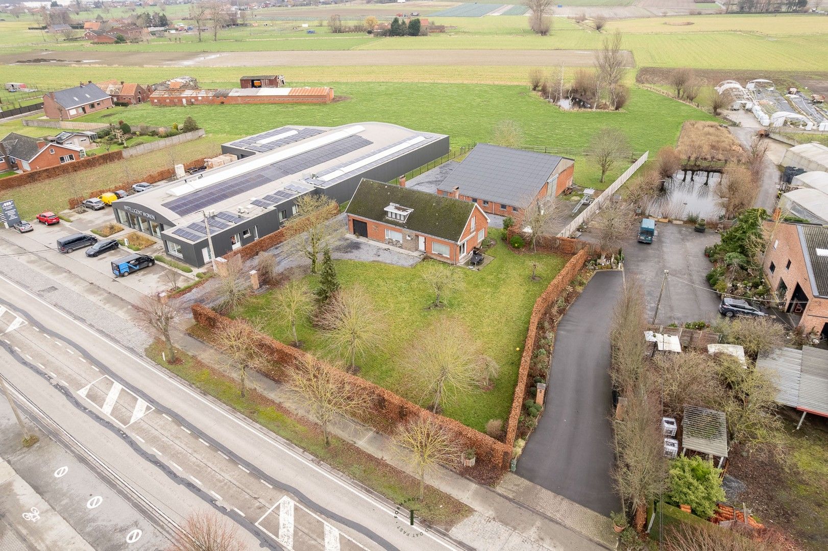 Hoofdfoto van de publicatie: Strategisch gelegen woning met vernieuwde loods op toplocatie in Hooglede