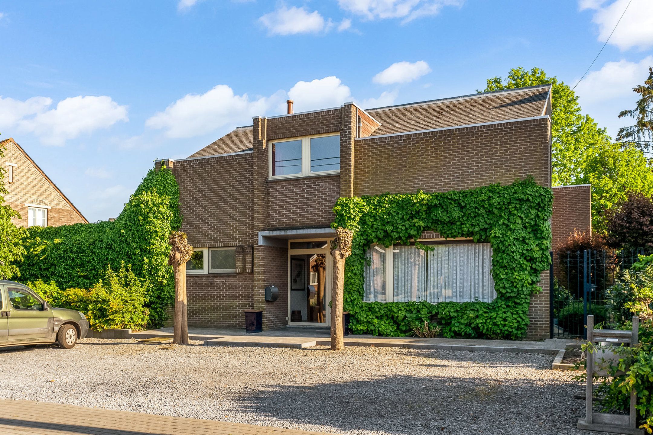 Vrijstaande woning met praktijkruimte te Zichen foto {{pictureIndex}}