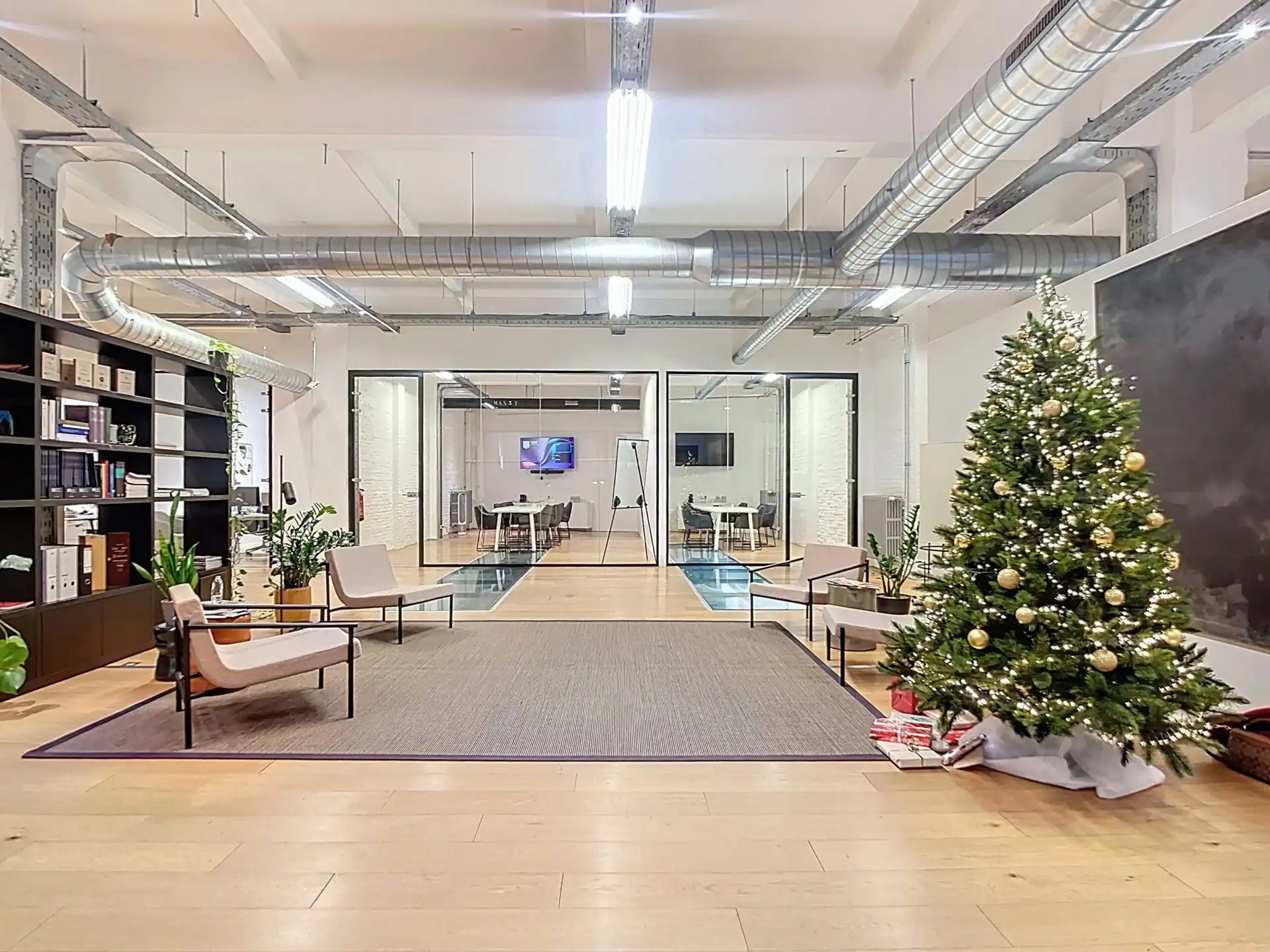 Kantoorruimte 686m² te huur in voormalige  Minerva Motors'-fabriek.  foto 2