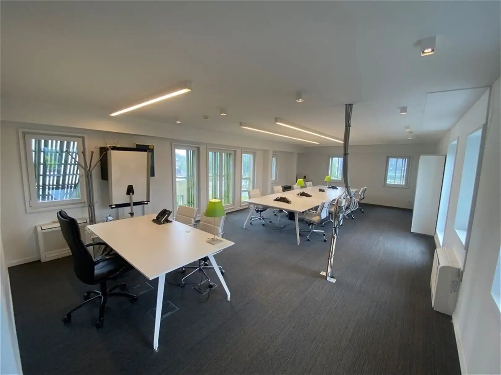 Uitstekend gelegen kantoor aan oprit E40 in Sint-Denijs-Westrem foto 2