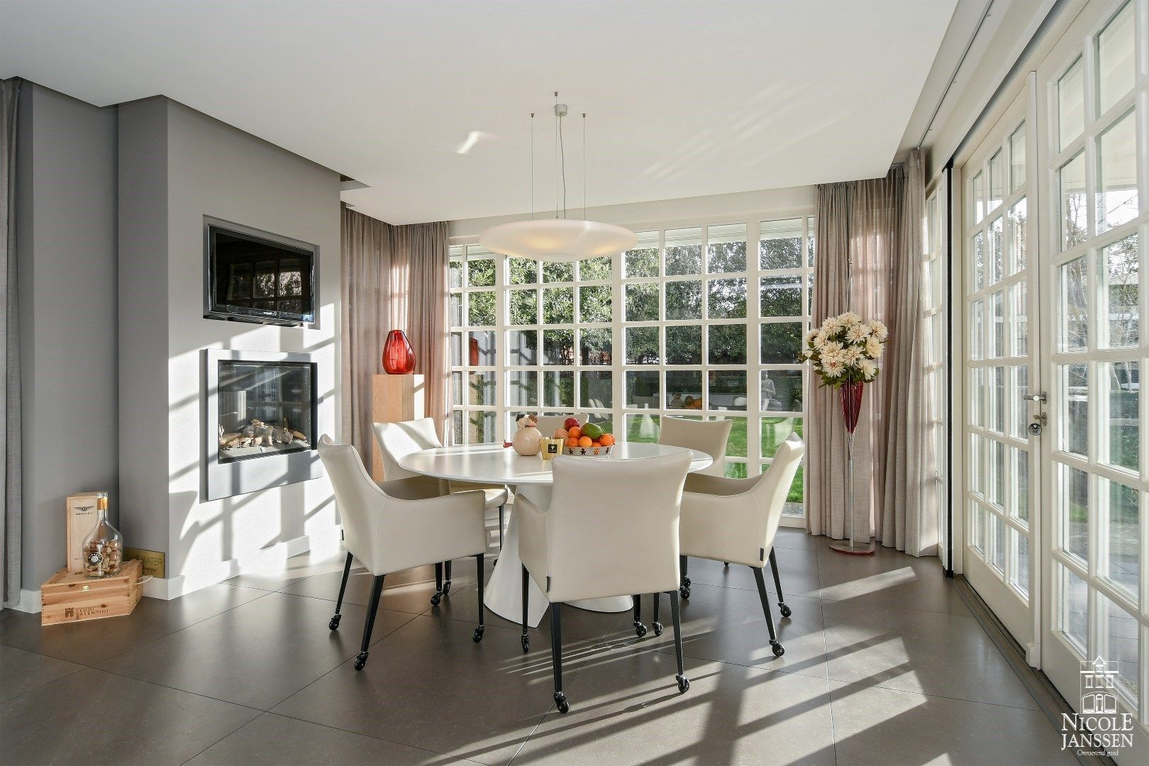 Luxueus en ruim ingedeeld landhuis met naastliggend garagegebouw met appartement foto 7