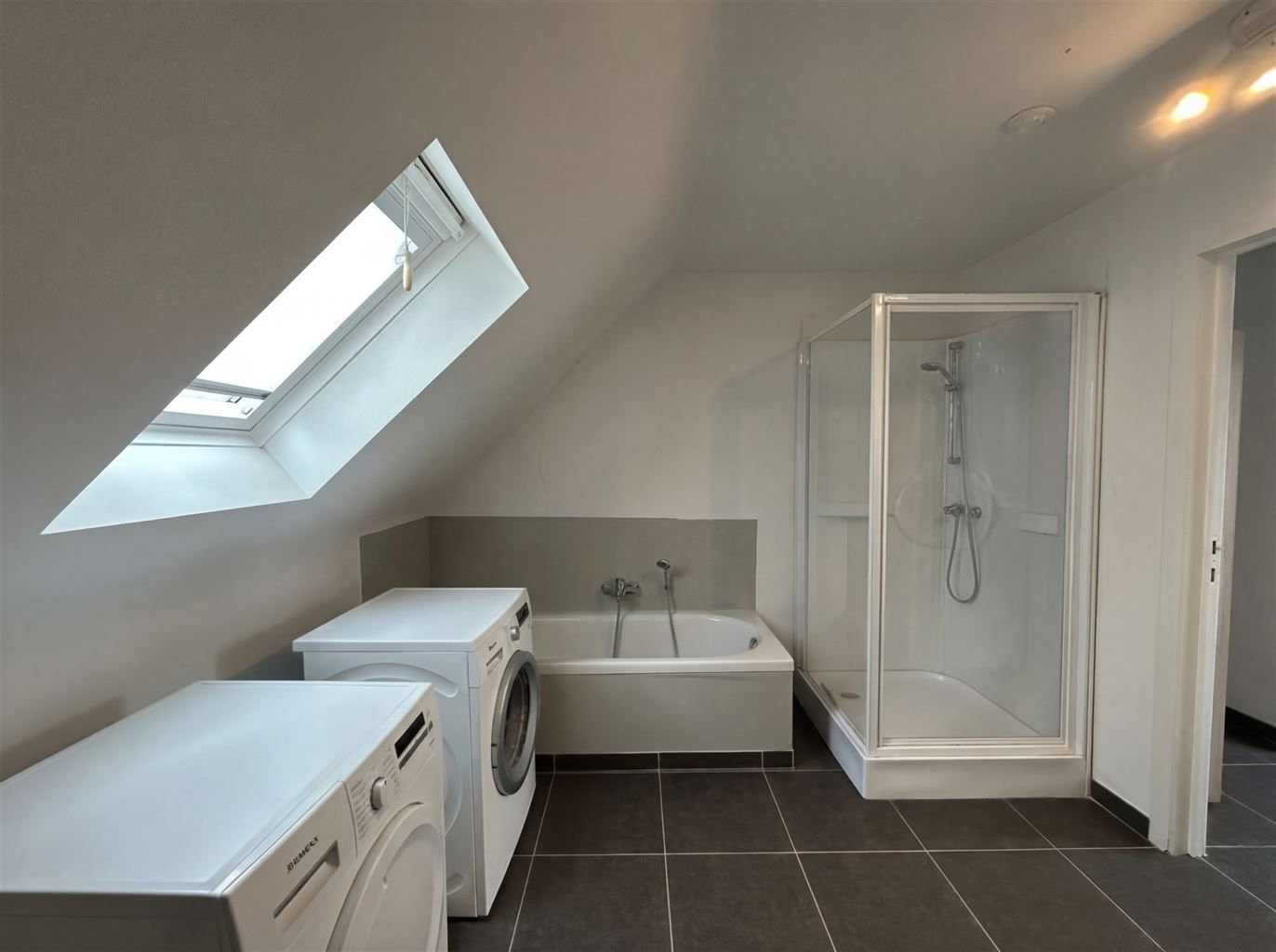 Gezellige stadswoning met 2 slaapkamers en koer, in het centrum van Maaseik. foto 11