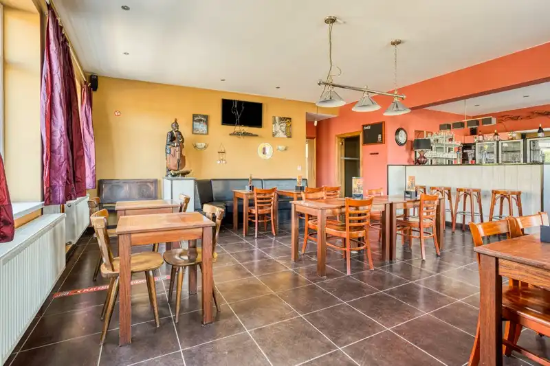 Café met bovengelegen appartement foto {{pictureIndex}}