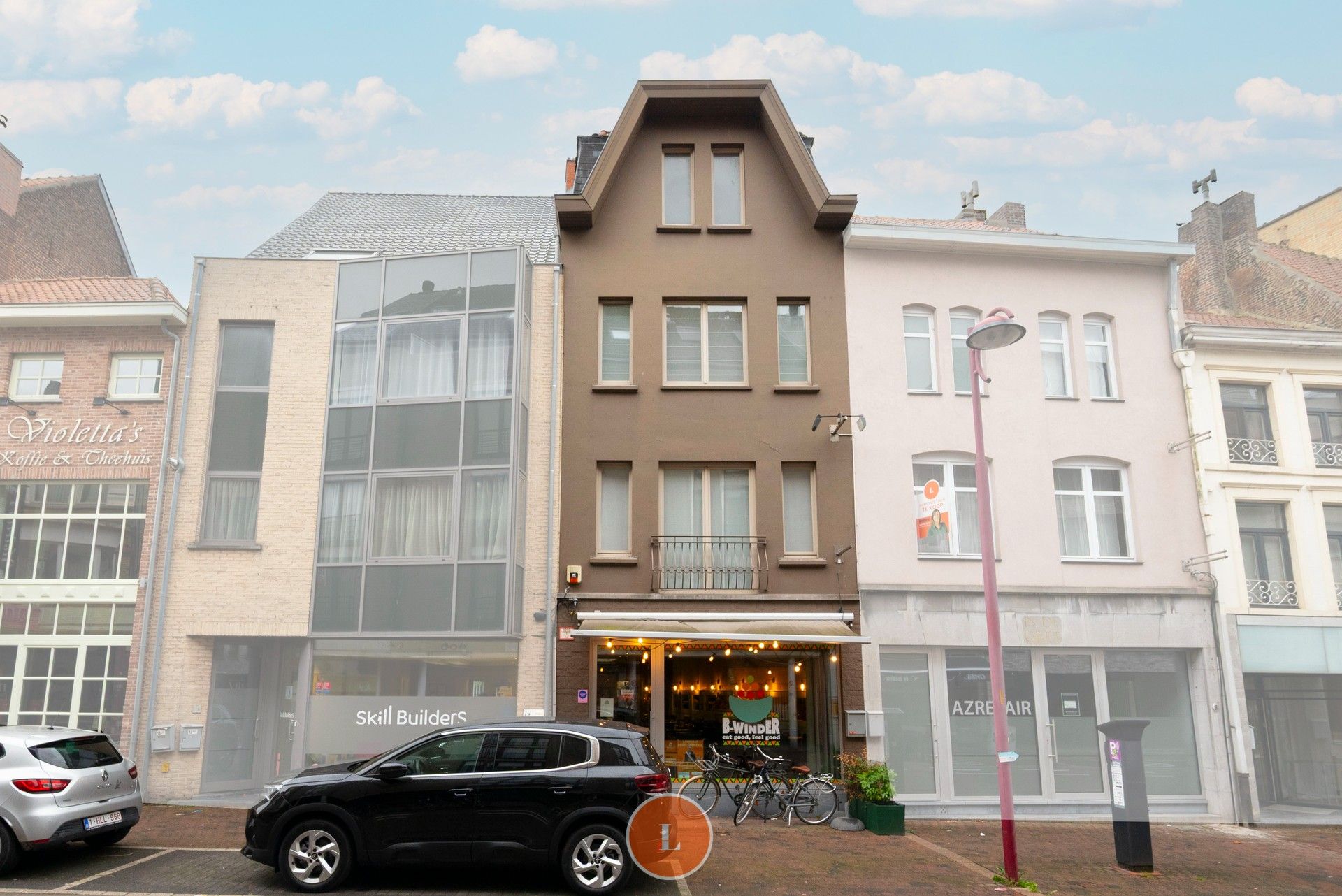 Handelspand met charmante gevel in hartje centrum Menen foto {{pictureIndex}}