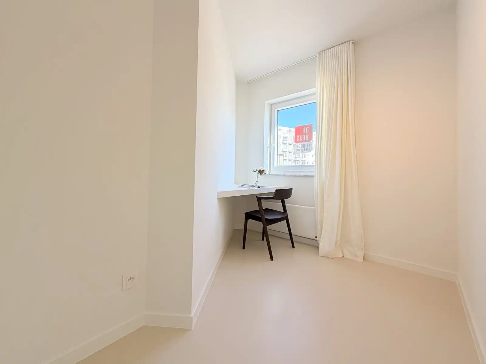 TOPAANBOD! Gerenoveerd hoekappartement met terras , 3 slaapkamers, vlakbij zee foto 12