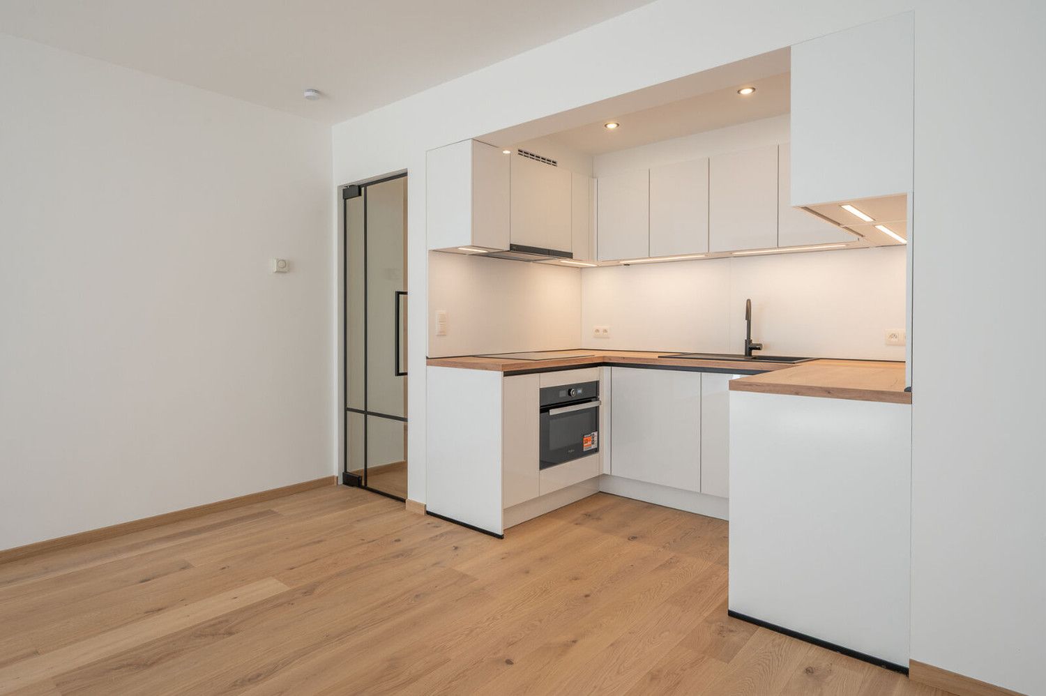 Instapklaar 2-slaapkamerappartement met zijdelings zeezicht te Heist foto 8