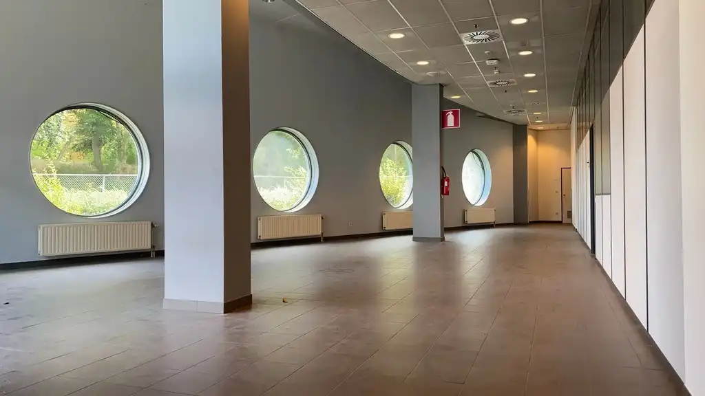 Kantoor met terras te huur nabij R8 in Kortrijk foto 3
