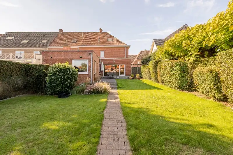 Ruime woning met tuin, 2 garages en 4 slaapkamers. foto 28