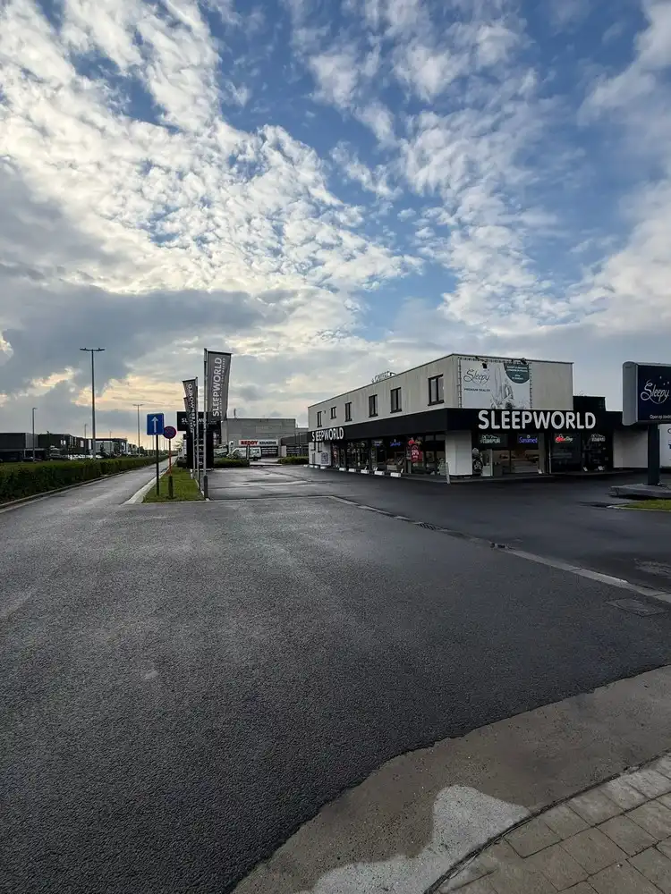 Commerciële gebouwen met sterke visibiliteit en 37 parkeerplaatsen foto 2
