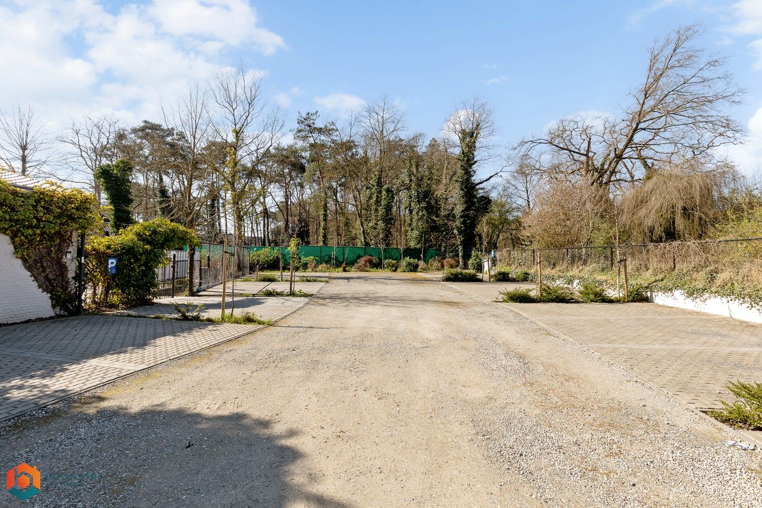 Grondig gerenoveerd handelsgelijkvloers met woonst en ruime parking foto 16