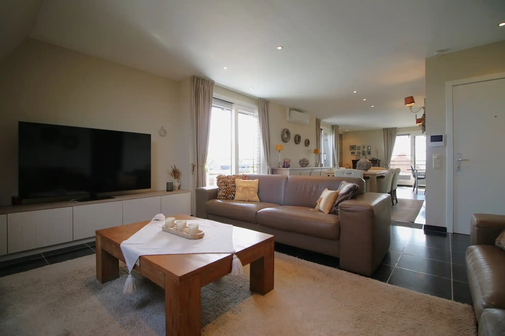 Ruim appartement op 3de verdieping met 2 garages foto 2