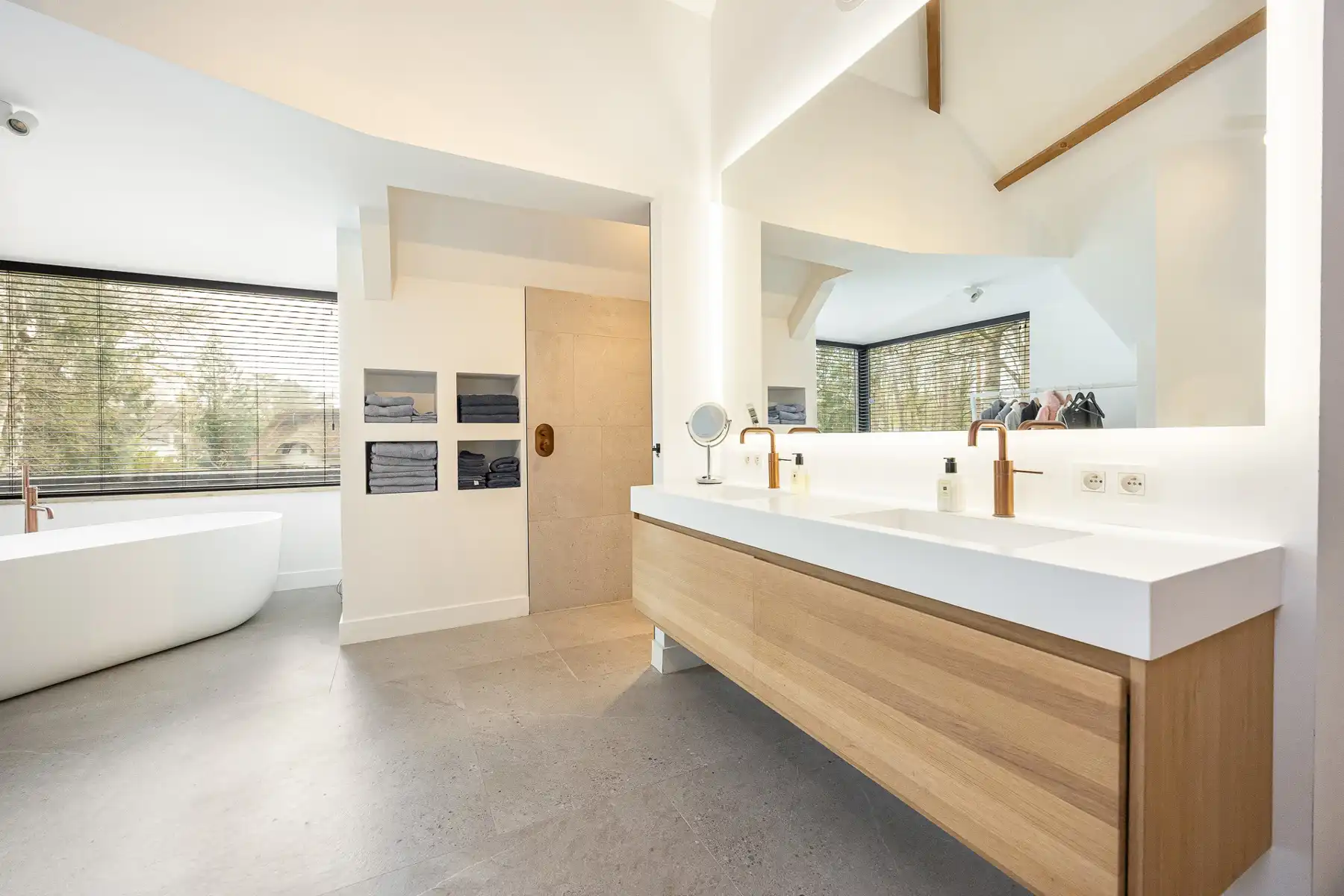 Luxueuze vernieuwbouwvilla met high-end afwerking foto 14