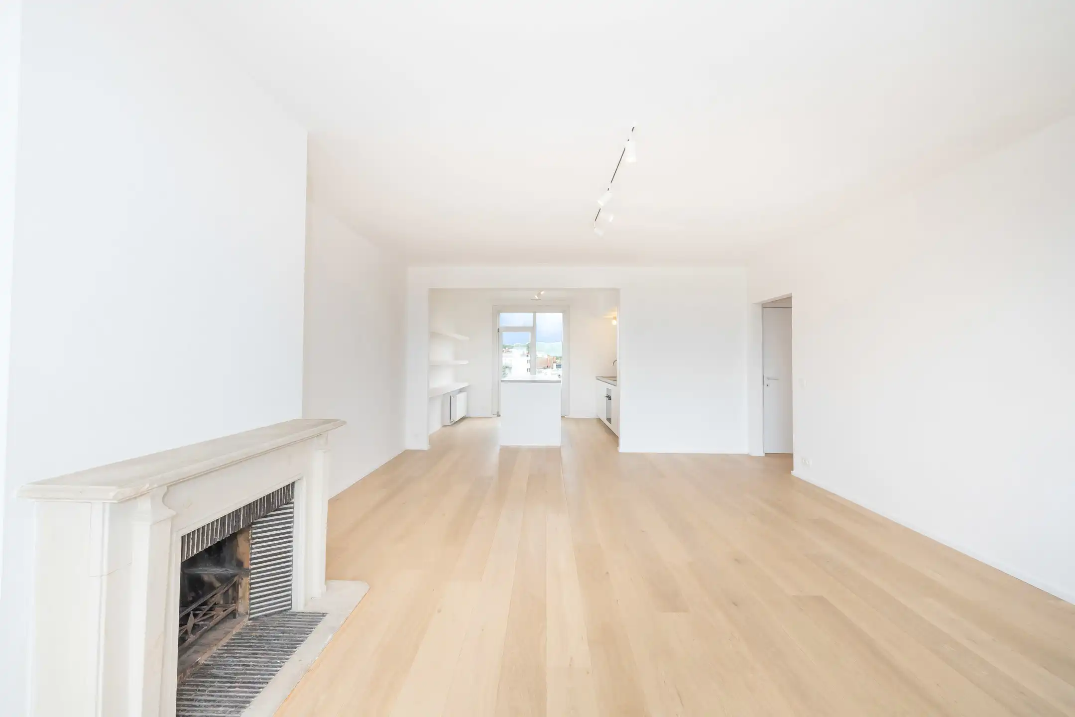 Prachtig gerenoveerd 2slpk appartement, parking en kelder foto 3