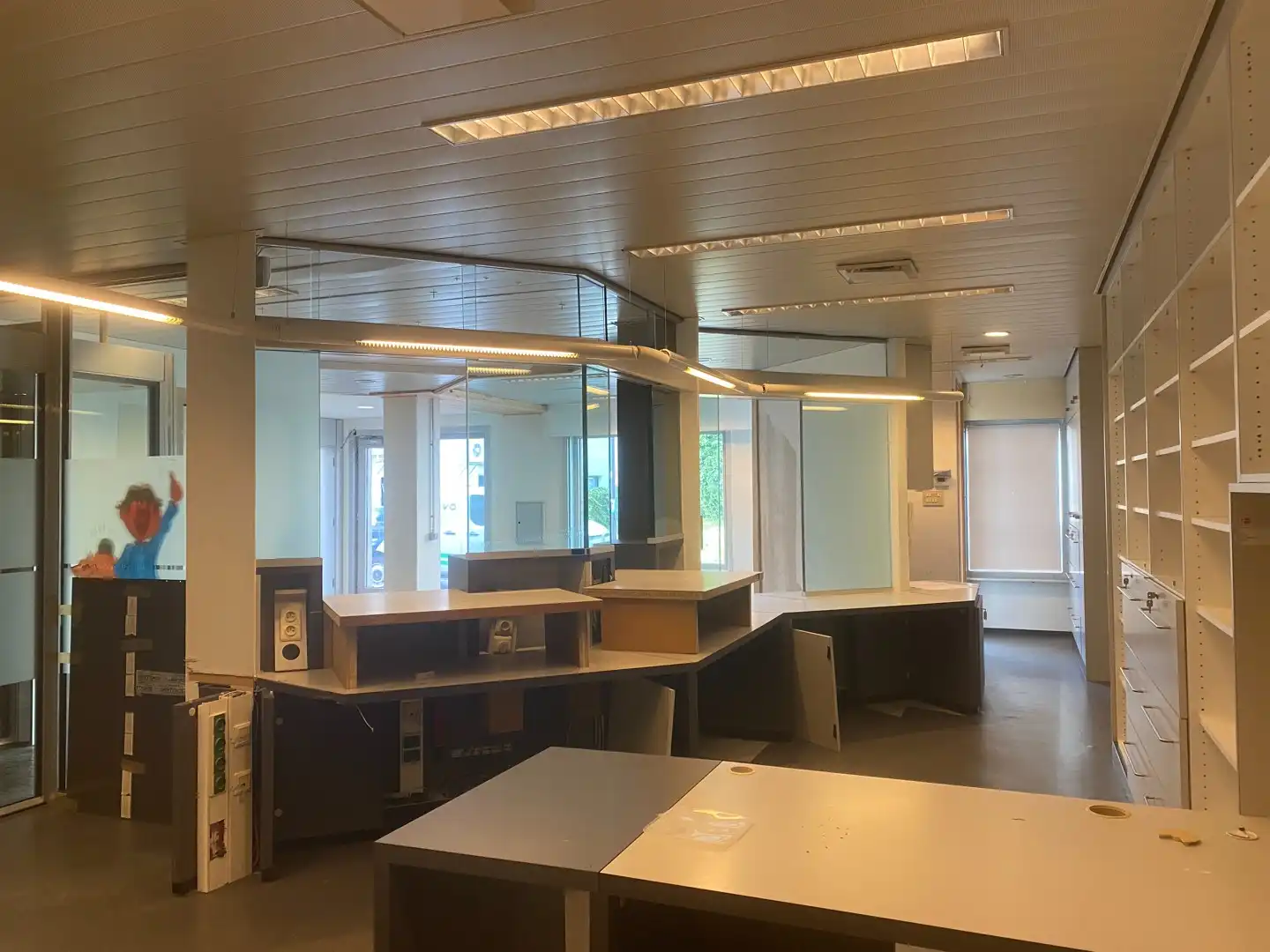 Handelshuis met uitzonderlijk veel ruimte voor kantoor, praktijk of commerciële activiteiten en een ruime bovenliggende woonst in Adegem-dorp foto 6