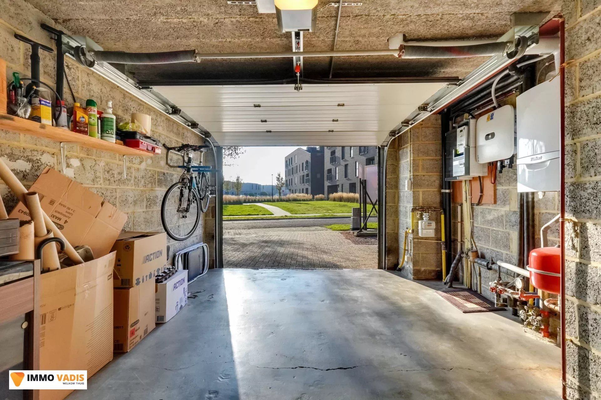 Ruime gezinswoning met drie slaapkamers en inpandige garage foto 13