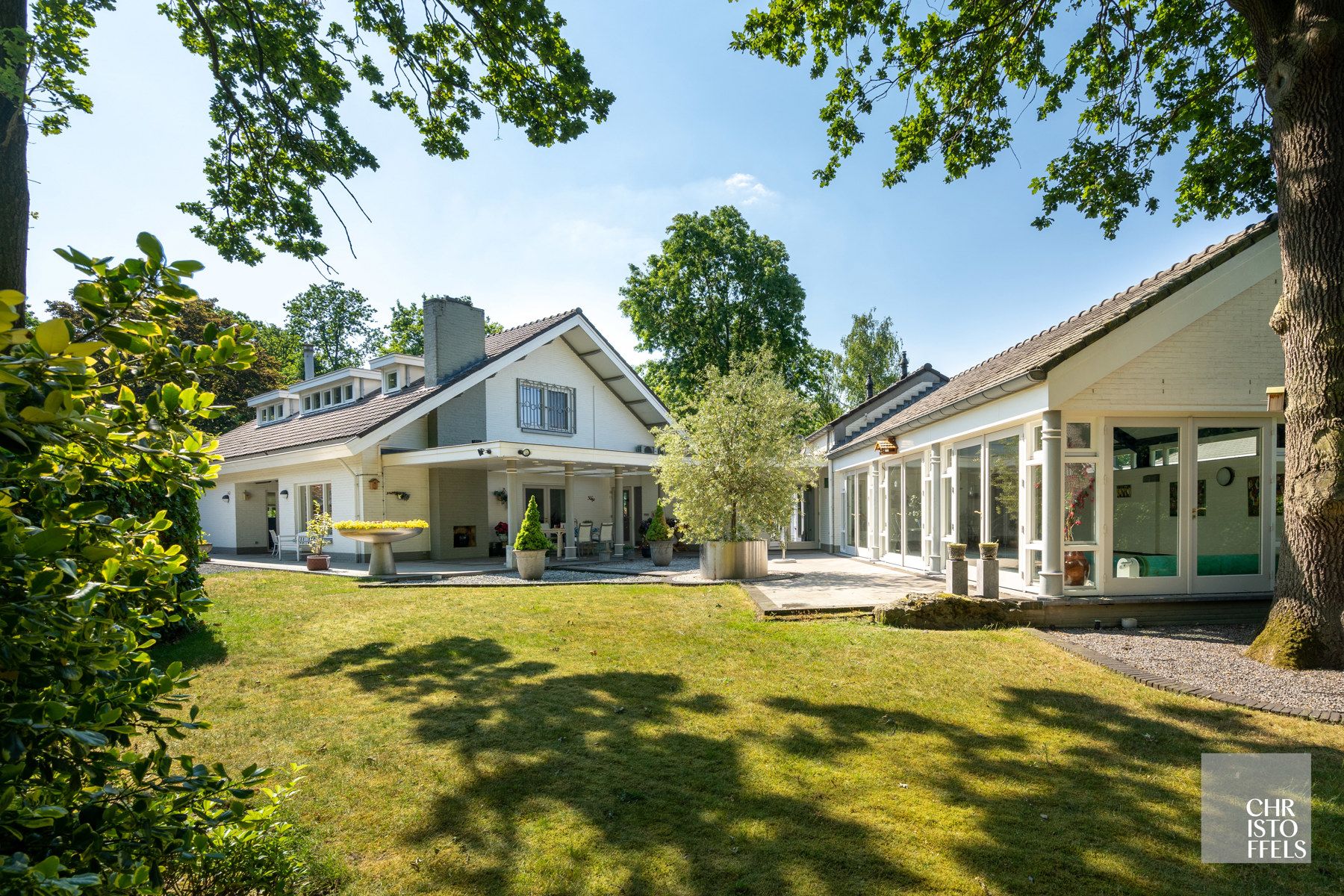 Residentieel gelegen villa met binnenzwembad op een perceel van 1.700m²!  foto 1