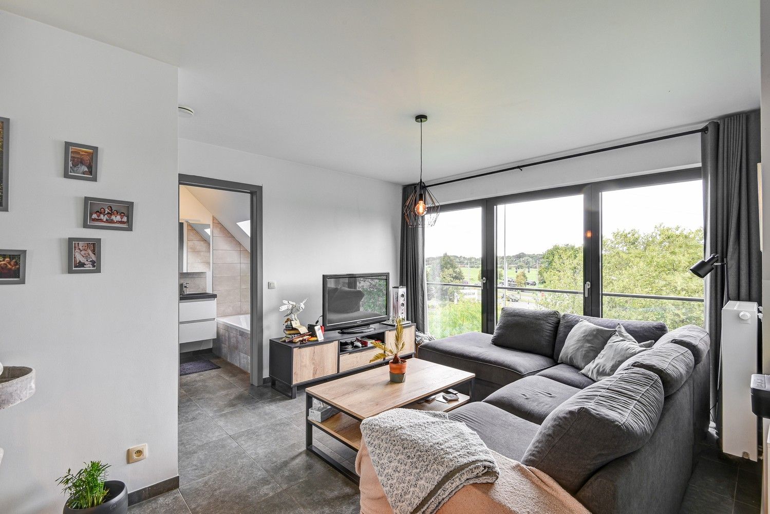 Recent appartement met lift en ruim terras op de tweede verdieping op centrale locatie in Wijnegem! foto 3