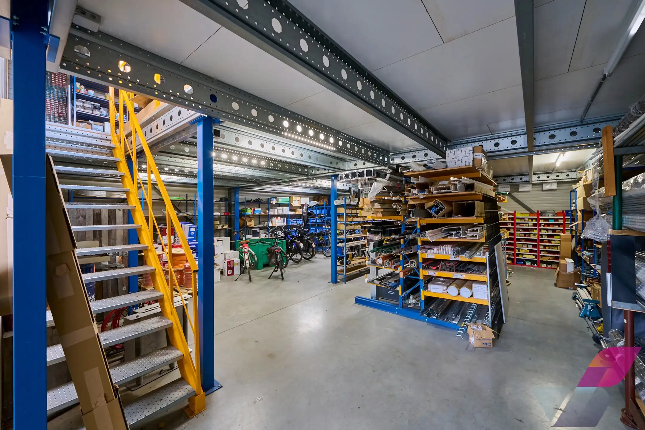 MULTIFUNCTIONEEL GEBOUW OP MOOIE ZICHTLOCATIE foto 9