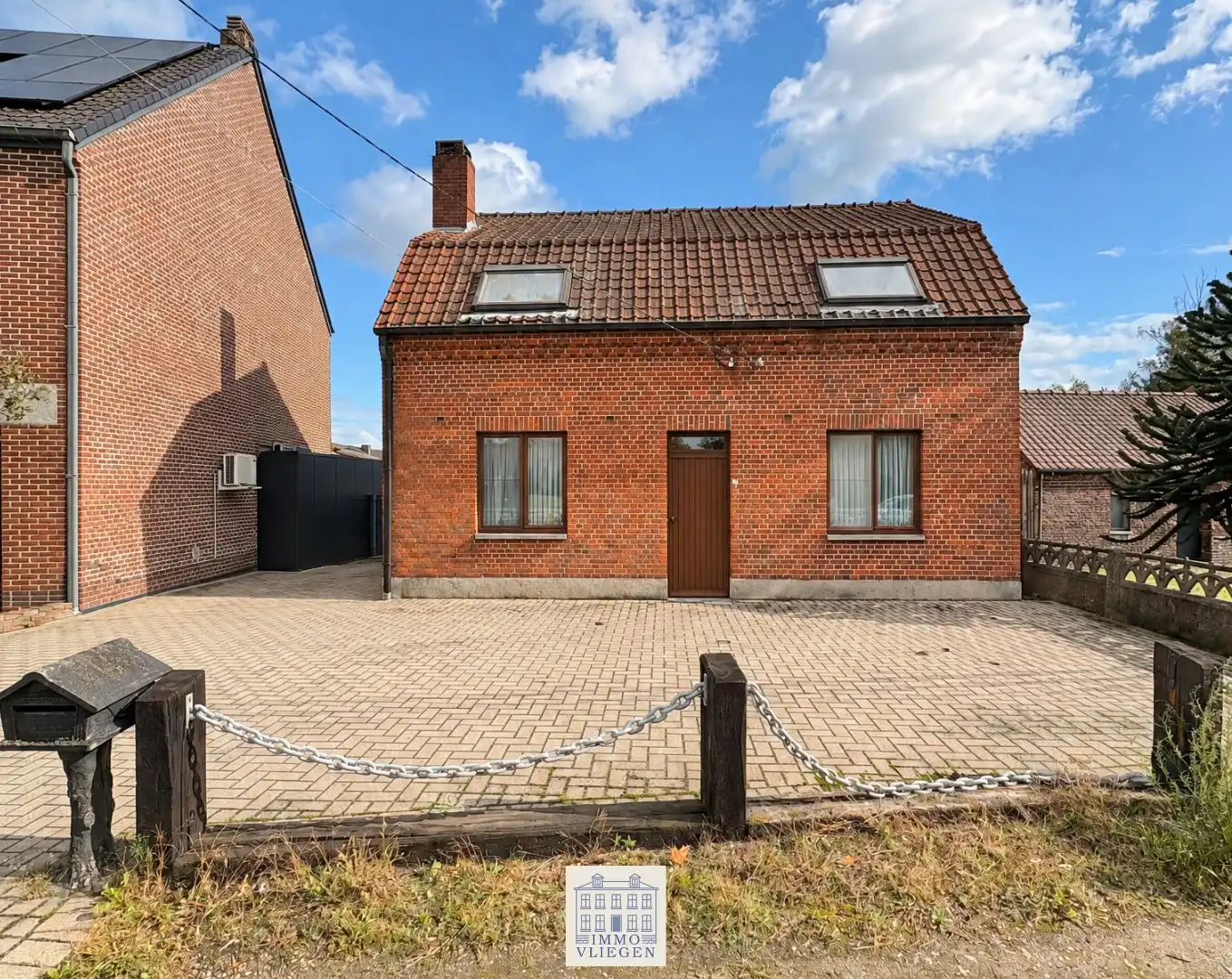 Te renoveren vrijstaande woning met ruime tuin op perceel van circa 800 vierkante meter in Neeroeteren foto {{pictureIndex}}