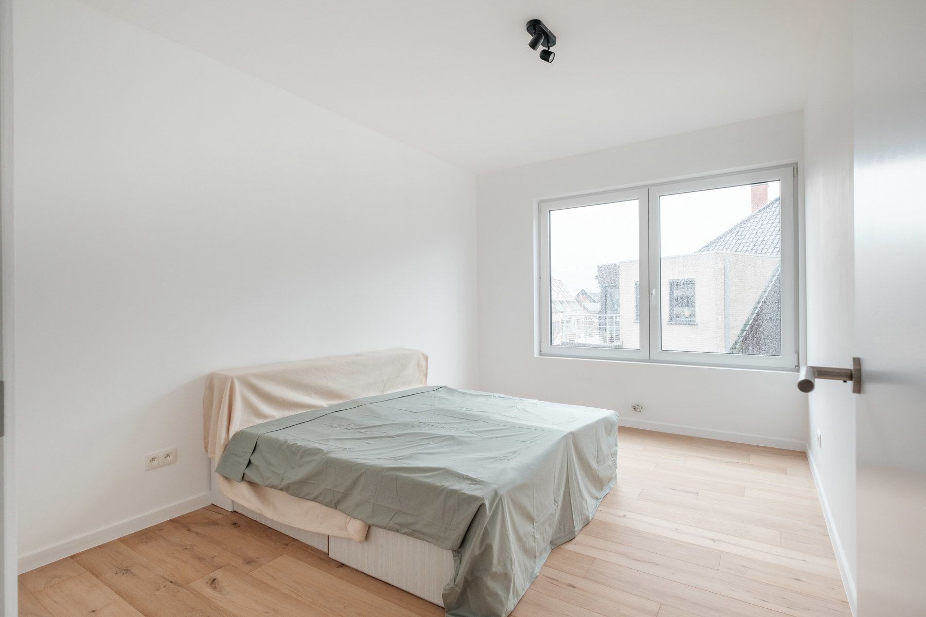 Prachtig gerenoveerd appartement aan de Markt in Gistel. foto 9