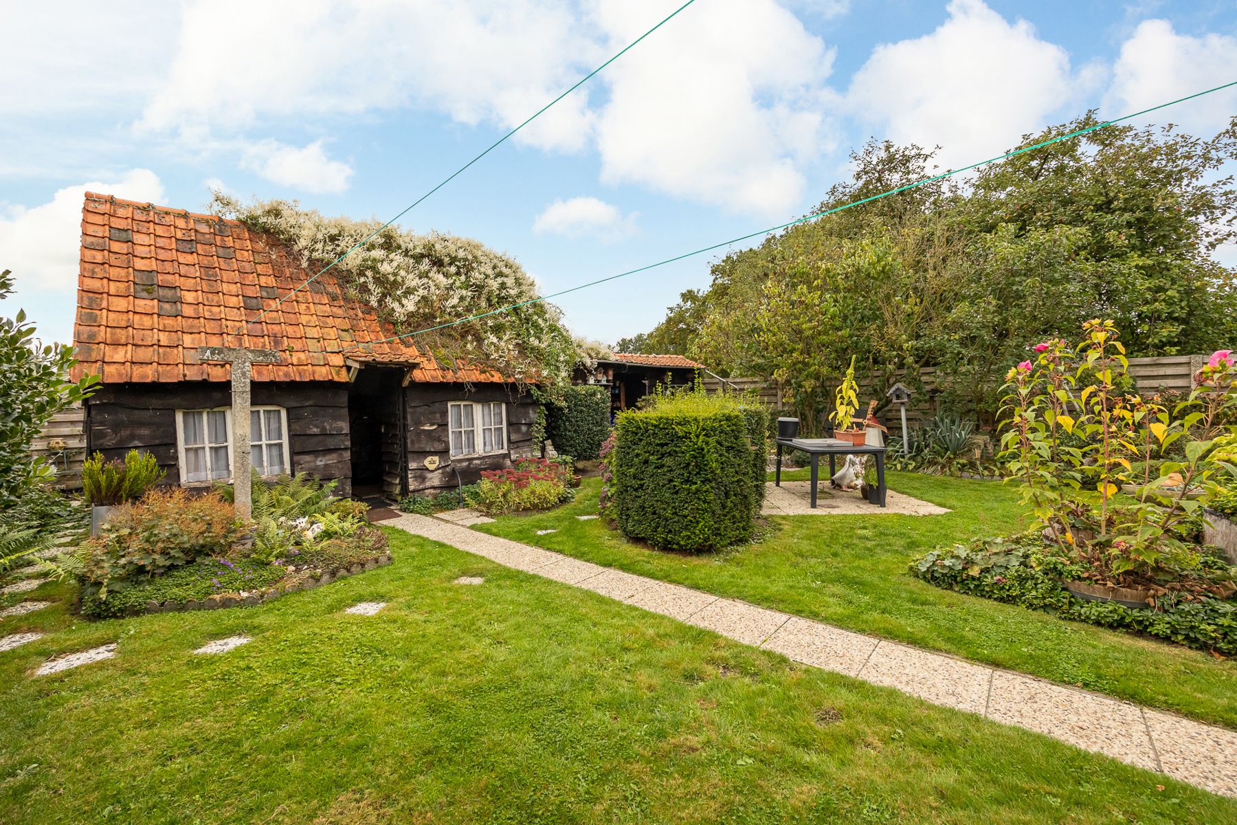 Het betreft een gerenoveerde laagbouwwoning in het centrum van Oud-Turnhout op een perceel van ca 600 m². foto 16
