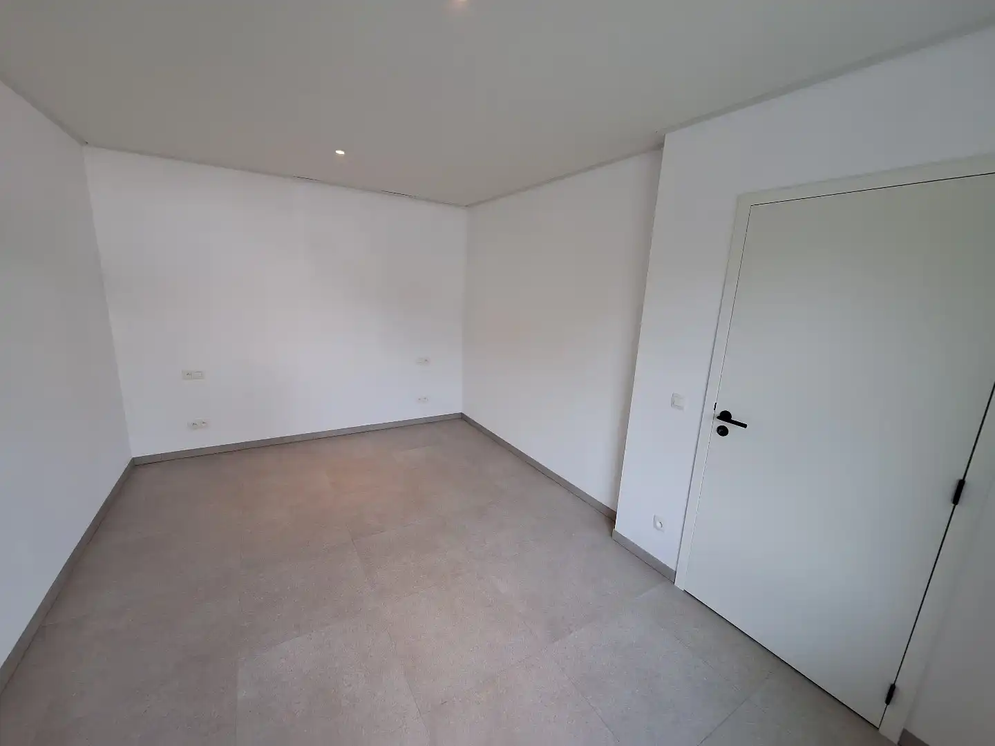 Gerenoveerde woning met 3 slaapkamers, diepe tuin en private parkeerplaats foto 7