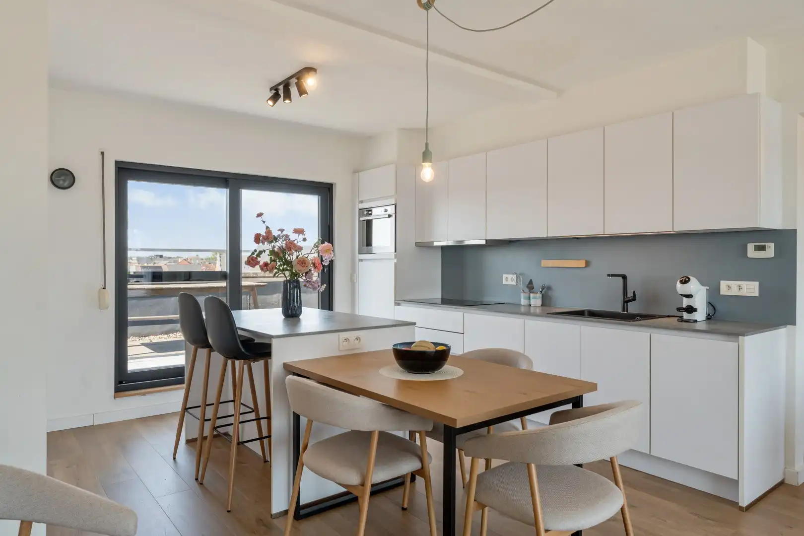 Instapklaar dakappartement met 2 terrassen in centrum Bree foto 17
