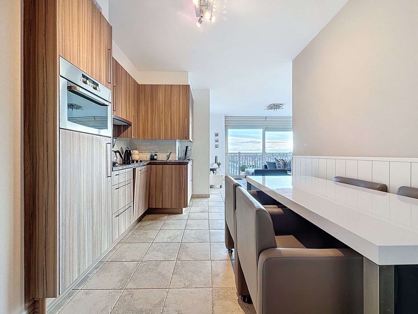 Stijlvol hoekappartement op toplocatie nabij zee, winkels en promenades met prachtig uitzicht! foto 3