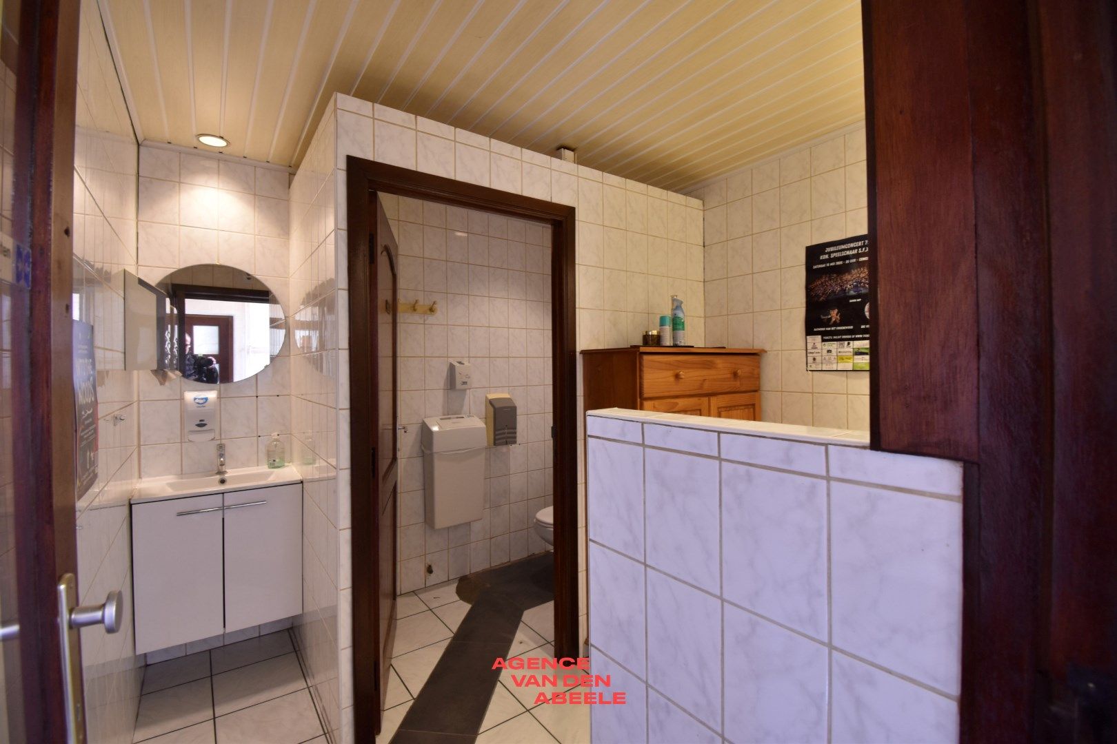 Handelspand bestaande uit eethuis met café en privé woonst foto 16