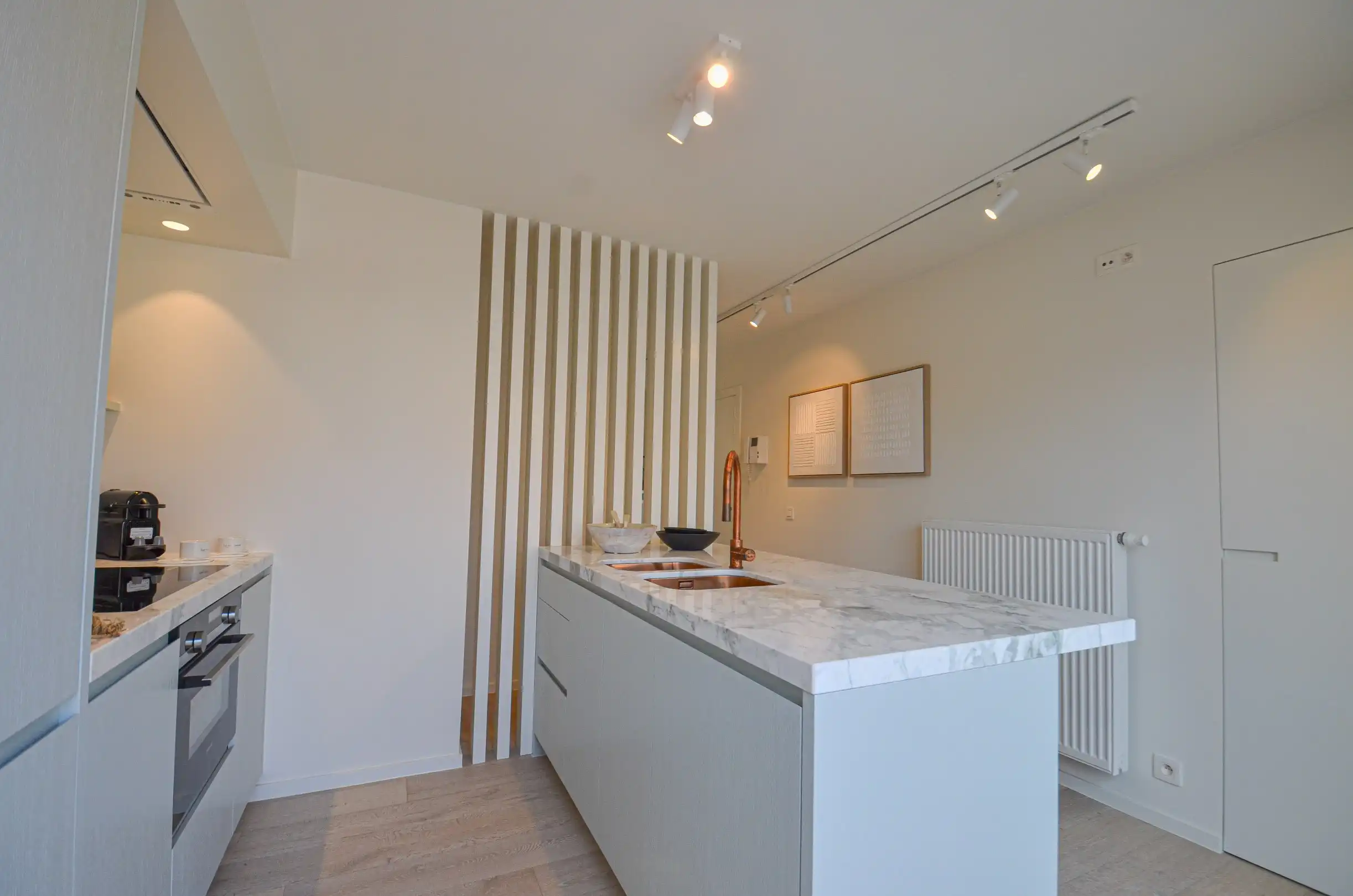 Volledig gerenoveerd appartement met twee ruime terrassen. foto 10