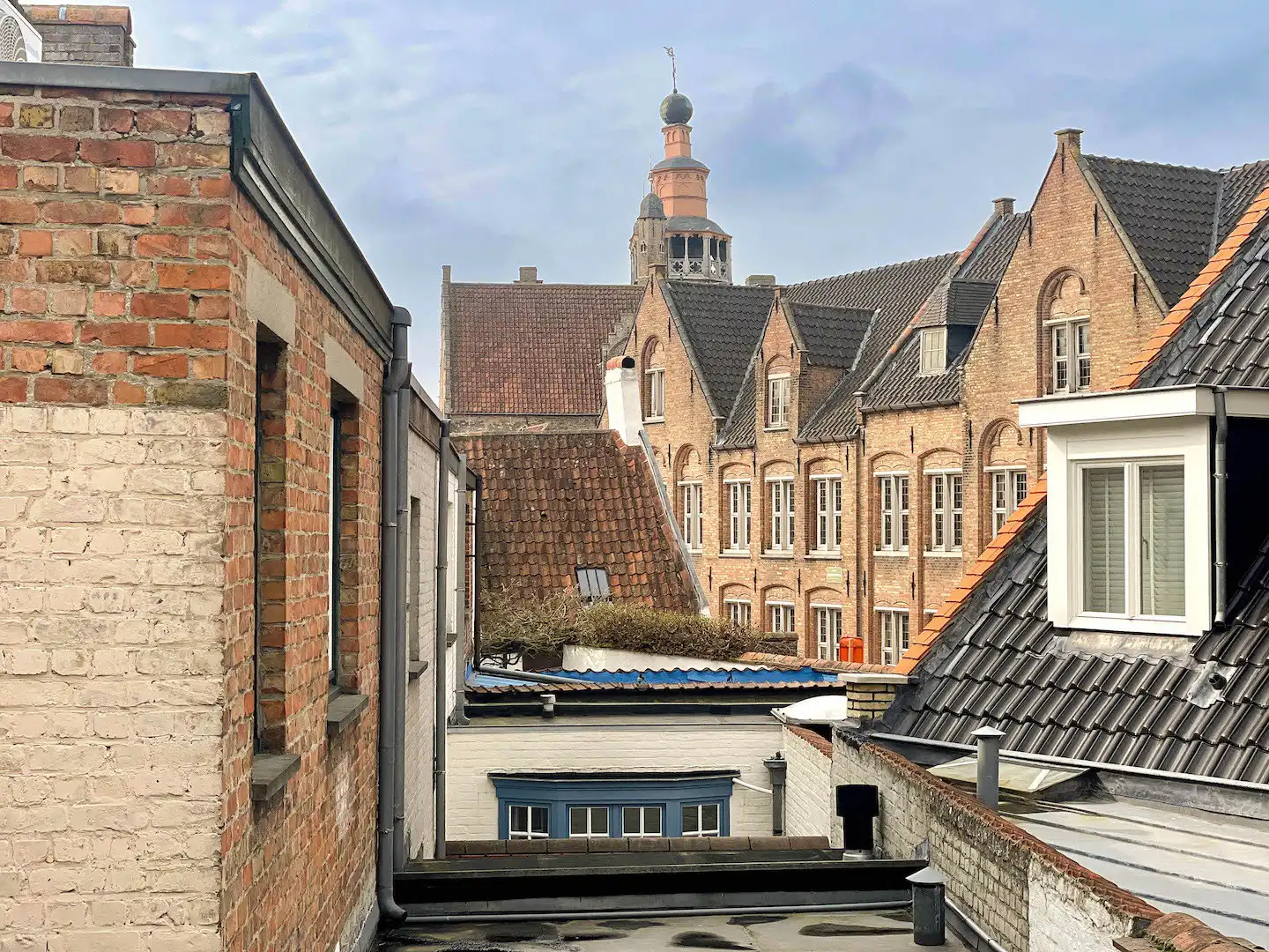 Brugs huis in de schaduw van Jeruzalemkerk, authentieke 16e-17e eeuwse gevel foto 12