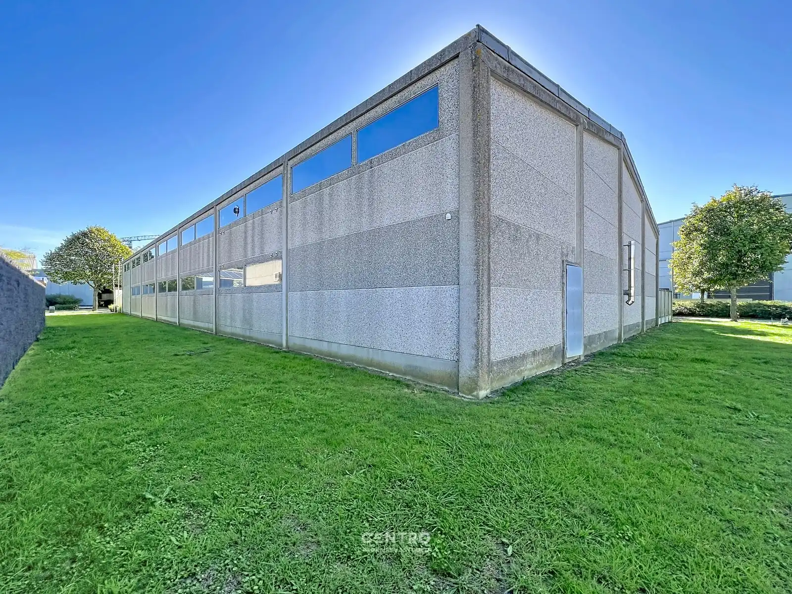 Magazijn met bureel (± 840m²) op INDUSTRIEZONE met gelijkvloerse LICHTRIJKE woonst  (o.a. 3 slpks, 2 garages,...)  op een prachtig HOEKperceel van 2.061 m² te Diksmuide! foto 4