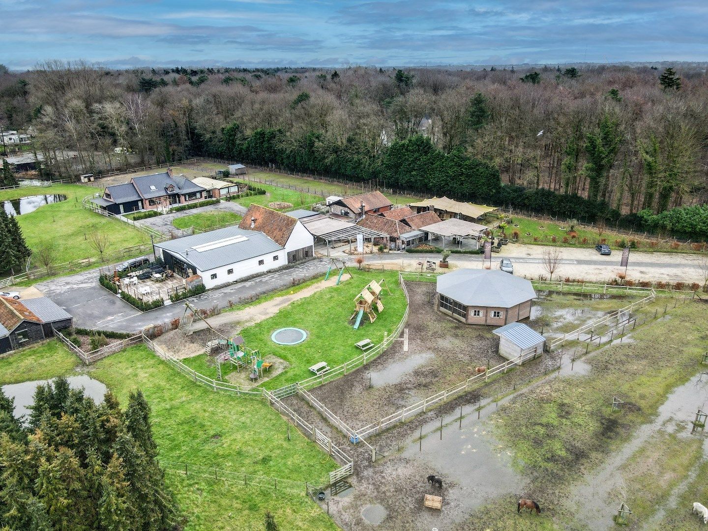 Exclusief domein met restaurant/feestzaal en luxueuze woning op 5 Ha te Torhout foto 3