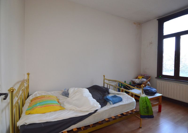 TE RENOVEREN: Ruime gezinswoning met 4 slaapkamers en tuin nabij stadscentrum en station foto 10