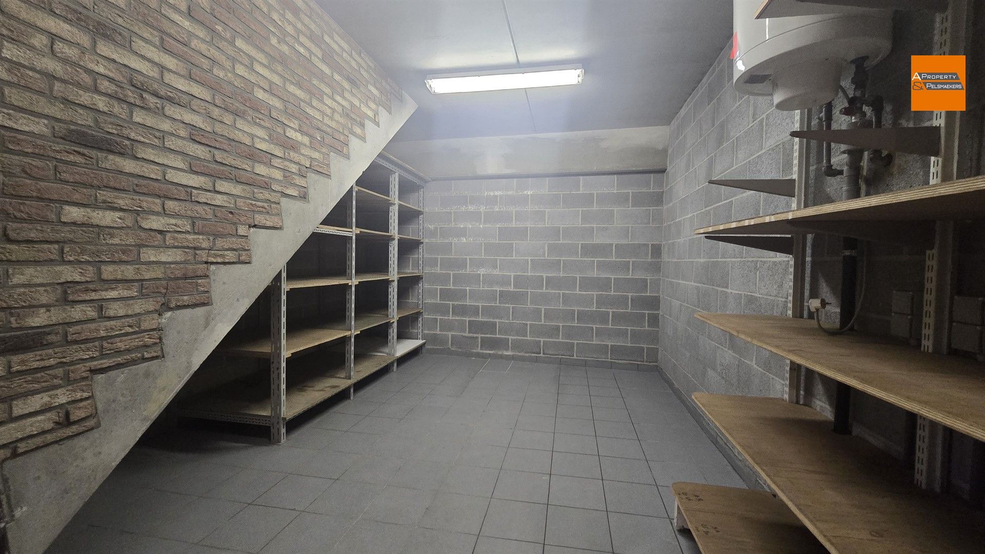 Groot Magazijn/Atelier (1050 m²) met Kantoorruimte (140 m²) te Laken (Mutsaard) foto 18