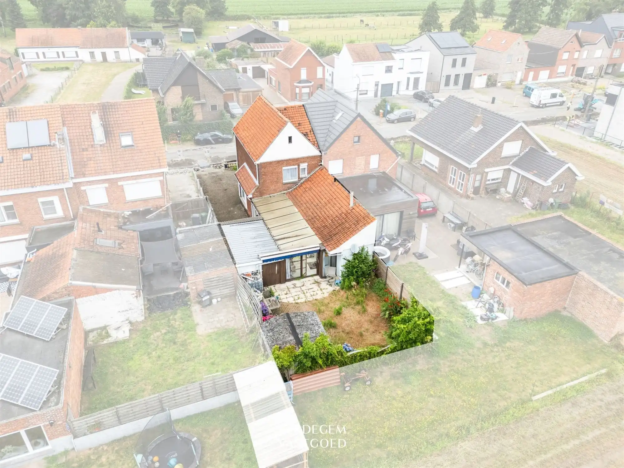 Te renoveren gezinswoning met garage, tuin en open zichten foto 19
