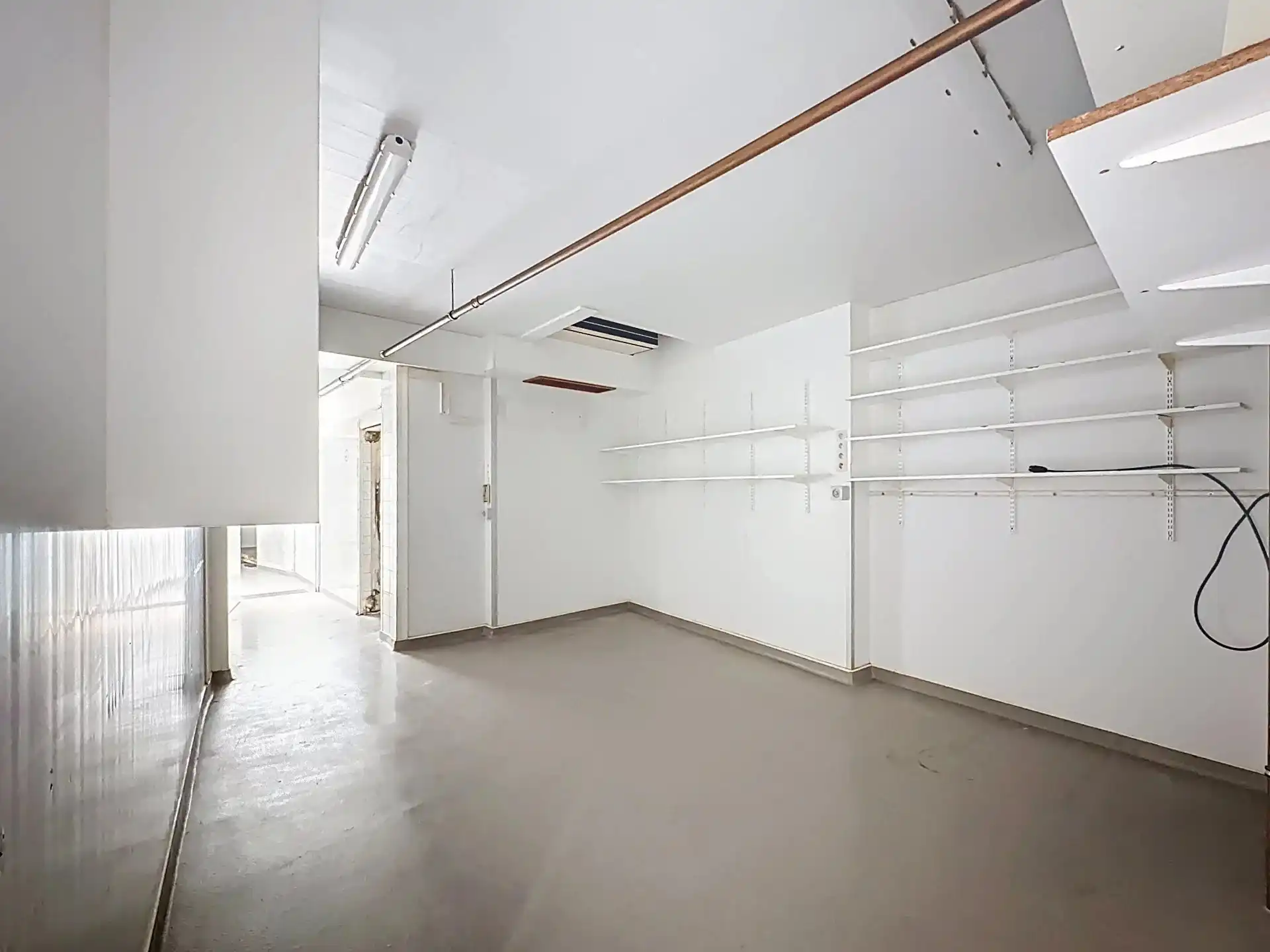 Handelspand met magazijn en bovengelegen appartement. foto 9