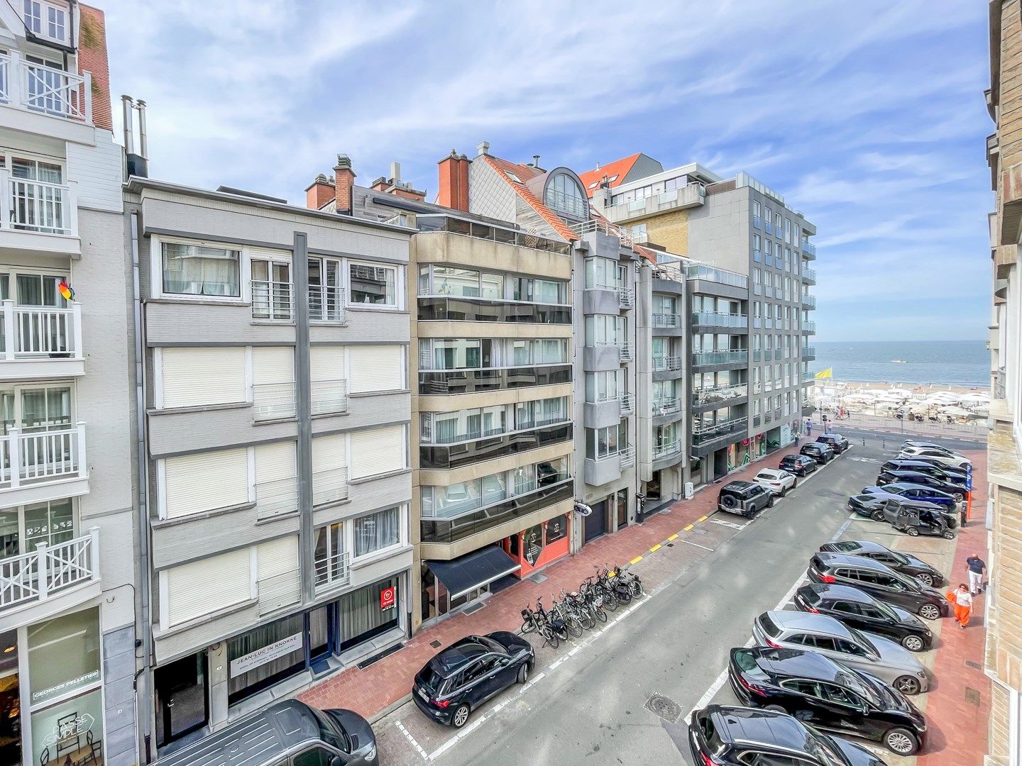 Mooi gerenoveerd appartement met zijdelings zeezicht op enkele passen van de dijk en het Driehoeksplein. Mogelijkheid tot aankoop parking in het gebouw. foto 7