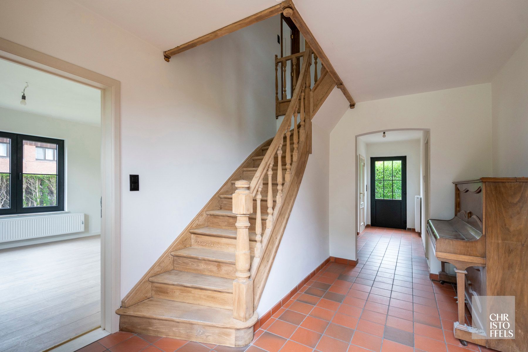 Instapklare, karaktervolle woning met eventuele praktijkruimte (229m²) te Genk!  foto 10