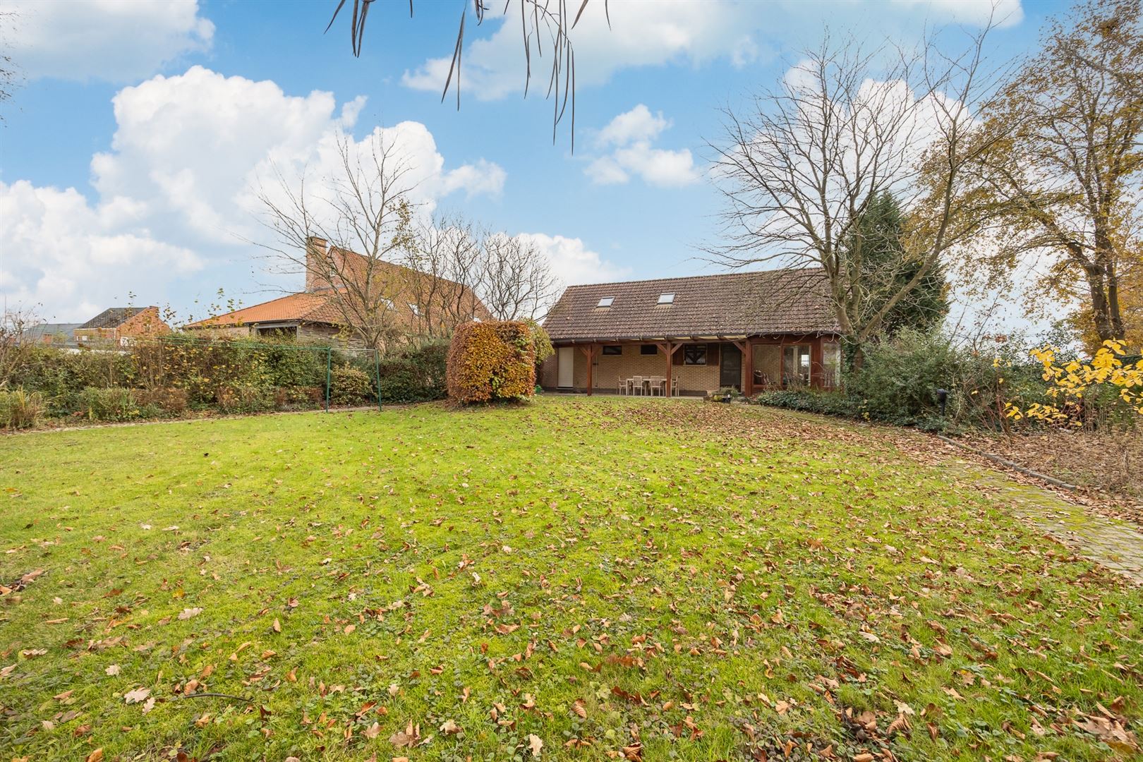 Ruime woning met 3 slaapkamers en grote tuin! foto 2