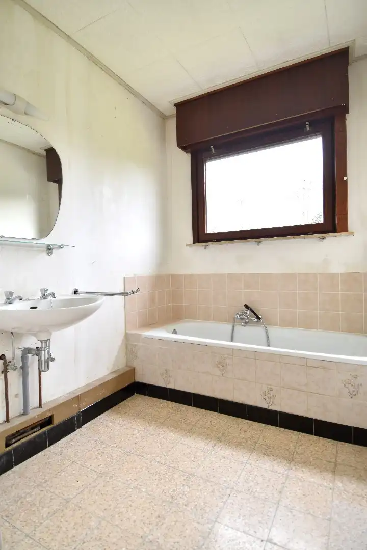 Ruime alleenstaande woning met 2 slaapkamers (mogelijkheid tot meer!), garage en zonnige tuin te koop in Gullegem foto 7