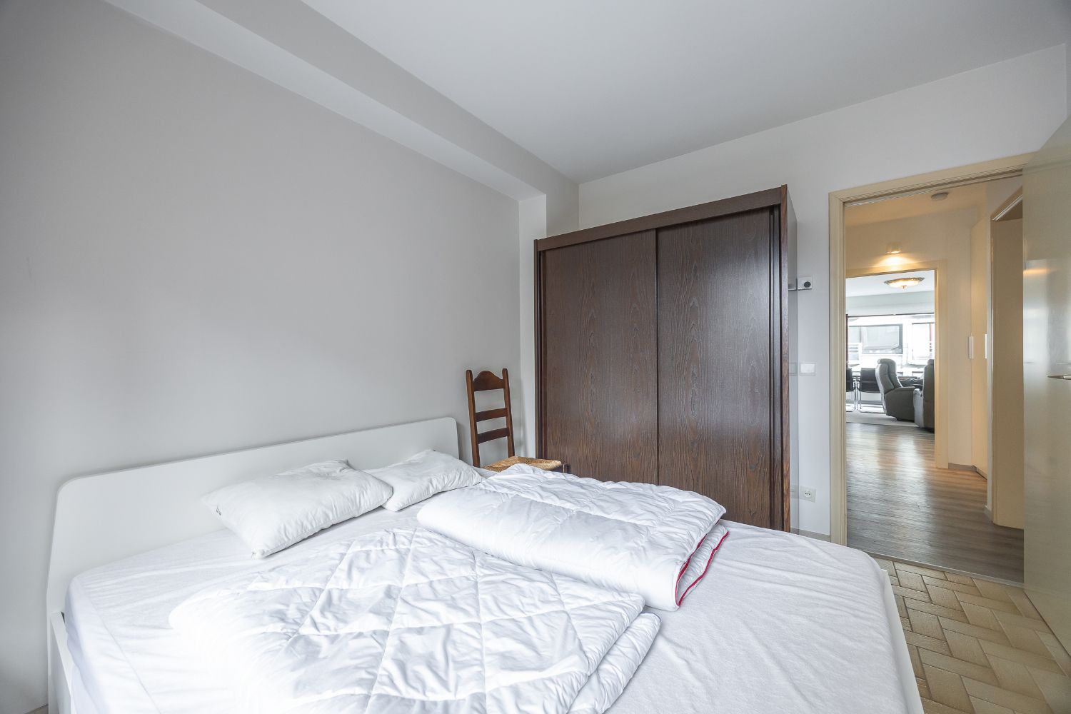 Instapklaar 2 slaapkamer-appartement met zijdelings zeezicht foto 21