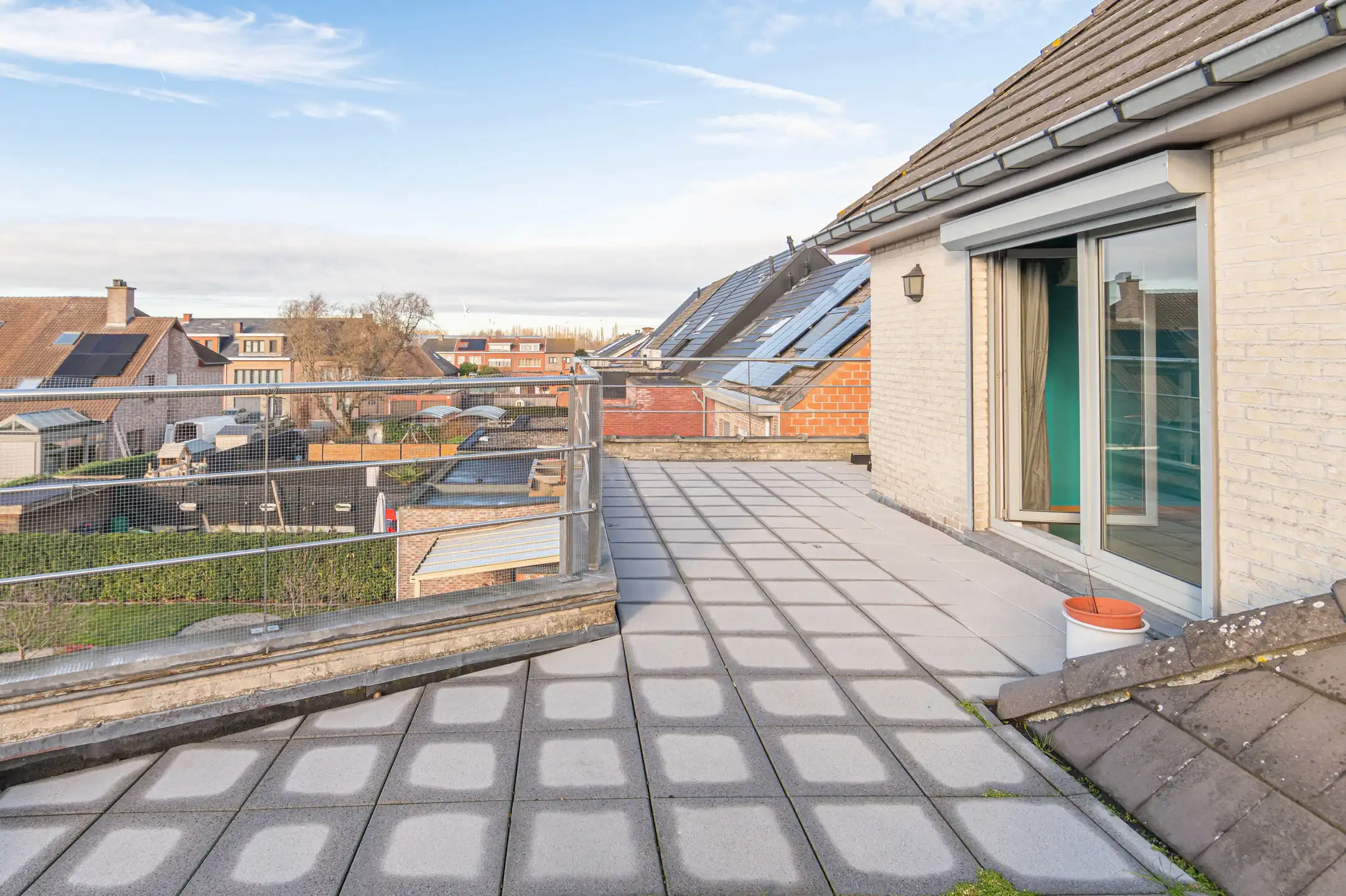 Ruim 2 slaapkamer dakappartement met terras en garage  foto 2