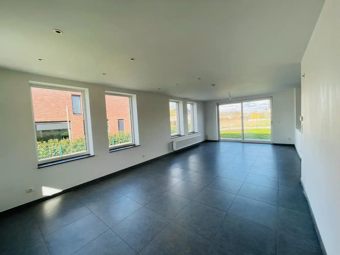 Waardamme , rustige residentiële ligging , RECENT  gebouwde LICHTRIJKE ENERGIEZUINIGE woning met 3 slaapkamers, oprit, tuin en garage. foto 4